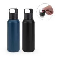 Garrafa em aço inox 91% reciclado com parede dupla isolada a vácuo e parede interna revestida a cobre, características que permitem conservar a temperatura das suas bebidas por um longo período. A tampa em PP é à prova de vazamentos e incorpora um bo