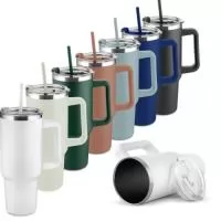 Caneca térmica de 1,3 litros em inox reciclado com parede dupla (interno 304, externo 201), acabamento em pintura a pó, tampa e canudo em plástico PP na cor do produto.