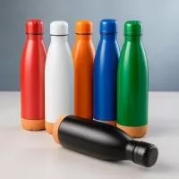 Garrafa térmica feita em inox com fundo em cortiça, tampa de plástico rosqueável e capacidade máxima de até 500ml.
