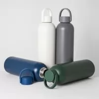 Garrafa térmica de 750ml. Feita em inox 304, excelente para manter a temperatura perfeita, seja ela quente ou fria. Possui tampa plástica com abertura rosqueável e alça flexível emborrachada