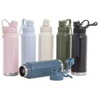 Garrafa térmica feita em inox 304 de parede dupla com capacidade de 950ml. Com design de faixas em relevo, a garrafa possui tampa com alça para transporte e tampa de proteção para o bocal.