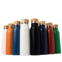 Garrafa térmica feita em inox com pintura em spray, tampa rosqueável em bambu e capacidade máxima de 600ml. Possui estrutura de parede dupla e isolamento a vácuo, permitindo manter a temperatura de líquidos por mais tempo.