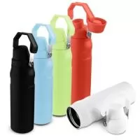 Garrafa térmica em inox interno 304 com pintura eletrostática e capacidade para até 750ml. Conta com estrutura de parede dupla e vedação a vácuo, permitindo a conservação da temperatura de líquidos por mais tempo. Possui tampa rosqueável em plástico PP, protetor adicional para o bocal e alça com encaixe lateral para fixação do protetor menor.