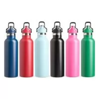 Garrafa térmica em inox 304 com capacidade de até 800ml. Possui estrutura de parede dupla e vedação a vácuo, permitindo conservar a temperatura de bebidas por mais tempo. Apresenta uma tampa rosqueável em plástico com protetor para o bocal e trava de segurança integrada à alça.