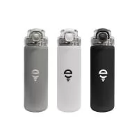 Garrafa térmica produzida em aço inoxidável com capacidade de 750ml e parede dupla com isolamento a vácuo, que auxilia na manutenção da temperatura de bebidas frias ou quentes por longos períodos. Conta com tampa com trava de segurança, canudo retrátil e recipiente interno para preparo de água saborizada com frutas ou ervas. Acompanha alça de mão em poliéster que facilita o transporte no dia a dia. Seu design funcional une resistência, praticidade e acabamento moderno, adequada para uso em ambientes corporativos, escolares ou atividades físicas.