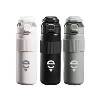 Garrafa térmica em aço inoxidável com capacidade para 700ml, parede dupla com isolamento a vácuo e pega em silicone para transporte seguro. Possui duas tampas intercambiáveis: uma com canudo e outra com bico.  Características: • Pega em silicone; • Capacidade: 700ml; • Duas tampas: com canudo e com bico; • Aço inoxidável com parede dupla e isolamento a vácuo.
