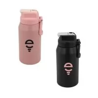 Garrafa térmica de 600ml em aço inoxidável, com tampa rosqueável em plástico que integra bico e canudo interno, permitindo o consumo direto com mais praticidade. A estrutura leve e resistente facilita o uso em diferentes contextos, como deslocamentos diários, academia ou viagens. O corpo metálico, combinado aos componentes plásticos, resulta em um modelo funcional e de fácil manuseio.