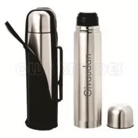 Garrafa térmica 500ml em inox com tampa rosqueável, tampa interna em plástico resistente(basta um clique para abrir ou fechar). Acompanha capa protetora de couro sintético com alça de nylon. Gravação da logomarca a laser já incluso.