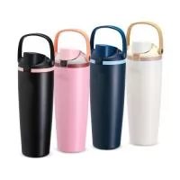 Garrafa térmica em inox com capacidade para até 850ml. Conta com estrutura de parede dupla e vedação a vácuo, ajudando a conservar a temperatura dos líquidos por mais tempo. Possui tampa rosqueável em plástico com protetor para o bocal, botão de acionamento, trava de segurança e alça de mão para transporte. Acompanha canudo para encaixe interno na tampa. Gravação da logomarca a laser já incluso.