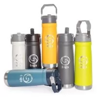 Beba com qualidade e na temperatura perfeita. Com design pensado para o dia a dia, esta garrafa térmica de 630ml oferece uma ótima experiência para quem busca manter a bebida sempre na temperatura ideal. Fabricada em inox SUS 304 com parede dupla, conserva líquidos quentes ou gelados por mais tempo, preservando o sabor e a qualidade. O bico flexível integrado à tampa plástica rosqueável e com alça facilita o consumo a qualquer momento, enquanto o canudo interno permite beber de forma confortável. Perfeita para acompanhar treinos, momentos ao ar livre ou a rotina diária, deixando água, vitaminas e outras bebidas sempre prontas para consumo.