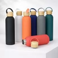 Garrafa Térmica 500ml - Descrição: Garrafa térmica em inox com pintura emborrachada e capacidade para até 500ml. Possui estrutura de parede dupla e vedação a vácuo que permite conservar a temperatura de bebidas por mais tempo, além de tampa rosqueável em bambu com alça plástica para transporte.