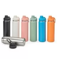 Garrafa térmica feita em inox com pintura eletrostática e capacidade de até 750ml. Possui estrutura em parede dupla e isolamento a vácuo, o que permite manter a temperatura de líquidos conservada por mais tempo. Conta ainda com tampa rosqueável em plástico, protetor para o bocal e alça retangular para transporte.  Altura :  26 cm  Largura :  7 cm  Circunferência :  24 cm