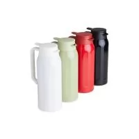 Garrafa térmica com capacidade de 1,4 litros, fabricada em aço inoxidável, possui parede dupla e tampa com alavanca de acionamento. Com tampa, alça e base plásticas, a garrafa possui um design com ondulações em relevo e acabamento brilhante. Altura :