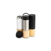 Garrafa térmica produzida em inox 304 com capacidade de 420ml, acompanha peneira para infusão de bebidas. Com detalhes em bambu e plástico, sua tampa é livre de BPA e possui uma alça para transporte que também pode ser utilizada como suporte para cel