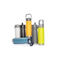 Beba com qualidade e na temperatura perfeita. Com design pensado para o dia a dia, esta garrafa térmica de 630ml oferece uma ótima experiência para quem busca manter a bebida sempre na temperatura ideal. Fabricada em inox SUS 304 com parede dupla, co