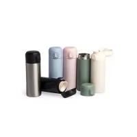 Garrafa térmica em inox com parede dupla, capacidade de 400ml. Tampa com botão central para abertura e borracha interna para vedação. Altura : 20,3 cm Largura : 7,6 cm Circunferência : 20,2 cm Peso aproximado g : 215