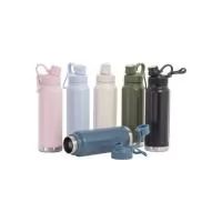 Garrafa térmica feita em inox 304 de parede dupla com capacidade de 950ml. Com design de faixas em relevo, a garrafa possui tampa com alça para transporte e tampa de proteção para o bocal.