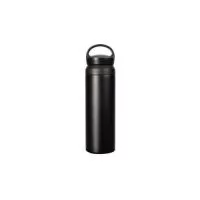 Garrafa térmica com capacidade de até 500 ml. Conta com estrutura de parede dupla e isolamento a vácuo, o que permite a conservação da temperatura de bebidas por mais tempo. Possui tampa plástica rosqueável com alça para transporte e abertura em duas