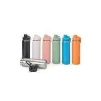 Garrafa térmica inox com capacidade de até 750 ml. A pintura eletrostática garante uma cor duradoura e acabamento de maior qualidade. Sua parede dupla e isolamento à vácuo mantém o líquido conservado por mais tempo e permite o uso da garrafa sem a ne