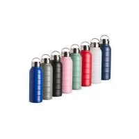 Garrafa térmica em inox com capacidade máxima de 950ml. Apresenta design ergonômico, construção com parede dupla e isolamento a vácuo, o que ajuda a conservar a temperatura de líquidos por mais tempo. Possui tampa rosqueável em inox conta com uma alç