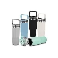 Praticidade e estilo em cada gole, mantendo suas bebidas na temperatura ideal com a garrafa térmica de aço inox e parede dupla, com capacidade de até 900ml. A tampa rosqueável com alça de plástico é prática para transporte, e o anel de silicone garan