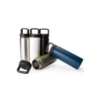 A combinação de estilo e praticidade em uma só garrafa térmica. Com capacidade total de 500 ml, construção em inox de parede dupla e isolamento a vácuo, esta garrafa térmica mantém a temperatura constante dos líquidos, evitando vazamentos e o contato