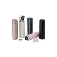 Garrafa térmica 500 ml feita em aço inoxidável 304, acompanha infusor de bebidas. Altura : 22,6 cm Largura : 6,5 cm Circunferência : 20,5 cm Tamanho total aproximado CxL : Diâmetro sem tampa 4,8 cm