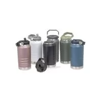 Garrafa térmica feita em inox 304 com parede dupla, capacidade de 1,1 litros. Com alça para transporte, a tampa contém bico inclinável e canudo interno. Altura : 23 cm Largura : 11,2 cm Circunferência : 33,4 cm Tamanho total aproximado CxL : Diâmetro
