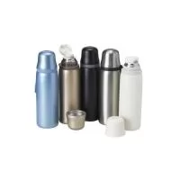 Garrafa térmica feita em inox 304 com parede dupla, capacidade de 850ml. Com alça emborrachada para transporte, a garrafa contém filtro infusor, tampa com botão de acionamento e tampa externa utilizável como copo. Altura : 28 cm Largura : 9,6 cm Circ
