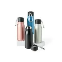 Garrafa térmica com capacidade de 420ml feita em inox 304 com parede dupla. Tampa plástica com corda para transporte embutida.
