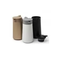 Garrafa Térmica feita em Inox 304 com parede dupla e capacidade de 800 ml. Tampa rosqueável com alavanca que abre/fecha para servir a bebida. Altura : 19,5 cm Largura : 8 cm Circunferência : 28,3 cm Peso aproximado g : 418