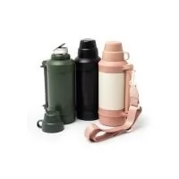 A garrafa perfeita para quem adora café! Com capacidade de 1250 ml, ela torna qualquer rotina mais prática e dinâmica. O cordão de nylon ajustável e removível permite carregá-la como uma bolsa, garantindo mobilidade e estilo. Sua alça flexível oferec