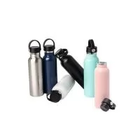 Garrafa Térmica feita em Inox 304 com parede dupla e capacidade de 550 ml. Com tampa rosqueável e alça para transporte para levá-la onde quiser. Altura : 23,4 cm Largura : 6,1 cm Circunferência : 23 cm Peso aproximado g : 278