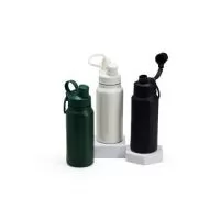 Esta garrafa térmica feita em inox 304, com capacidade de 750 ml, é uma aliada confiável para manter sua bebida preferida sempre na temperatura certa. Com um design em faixas de relevo e tampa com alça, ela é fácil de transportar e possui uma proteçã