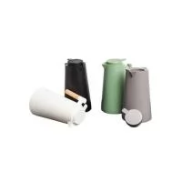 Design retrô e conservação térmica excepcional são as características da nossa Garrafa Térmica de 1 litro. Feita em plástico com ampola de vidro e alça de madeira, ela possui uma alavanca que permite a liberação gradual da bebida, reduzindo respingos