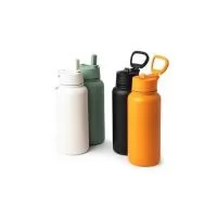 Garrafa térmica de parede dupla em inox, capacidade de 900 ml. Tampa rosqueável com alça de transporte, bico flip e canudo interno. Altura : 24,6 cm Largura : 9 cm Circunferência : 28,8cm Peso aproximado g : 415