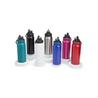 Se você busca uma garrafa térmica para acompanhar sua rotina, essa é a escolha perfeita! Com 650 ml de capacidade e feita em inox 304, ela garante hidratação na temperatura certa para o dia a dia. Sua tampa de plástico rosqueável traz detalhes em emb