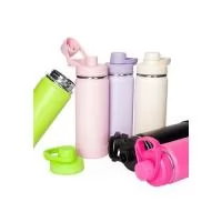 Esta garrafa térmica em inox com capacidade de 550 ml permite conservar a temperatura de líquidos por mais tempo graças à sua estrutura de parede dupla e isolamento a vácuo. Sua tampa rosqueável plástica conta com um protetor de bocal e alça fixa. Al