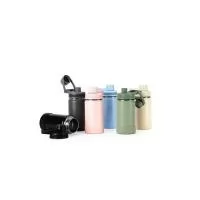 Garrafa térmica em inox, pintura eletrostática e capacidade para até 350 ml. Conta com estrutura de parede dupla e vedação a vácuo, permitindo conservar a temperatura de líquidos por mais tempo. Possui tampa rosqueável com protetor para o bocal e alç