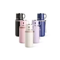 Garrafa térmica em inox com pintura eletrostática e capacidade de até 600 ml. Possui estrutura de parede dupla e tampa interna rosqueável com anel de vedação, abertura do bocal por botão de acionamento e infusor. Conta ainda com tampa externa em form
