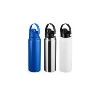 Garrafa térmica em inox com capacidade de até 800 ml. Conta com estrutura de parede dupla e vedação a vácuo, o que possibilita manter a temperatura de líquidos por mais tempo. Possui tampa plástica rosqueável com protetor para o bocal e alça para tra