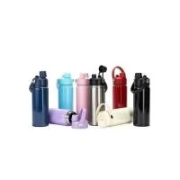 Garrafa térmica em aço inox 304 e capacidade para até 600 ml. Apresenta estrutura de parede dupla e vedação a vácuo, oferecendo a conservação da temperatura de líquidos por mais tempo. Possui tampa rosqueável feita em plástico com proteção para o boc