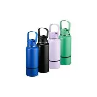 Garrafa térmica em inox com pintura eletrostática e capacidade de até 700 ml. Apresenta estrutura interna de parede dupla e vedação a vácuo, o que ajuda a conservar a temperatura de líquidos por mais tempo. Conta ainda com fundo removível. Possui tam