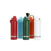 Garrafa térmica em inox 304 com capacidade para até 800 ml. Possui estrutura de parede dupla e vedação a vácuo, permitindo a conservação da temperatura de líquidos por mais tempo. Conta ainda com tampa plástica rosqueável com protetor para o bocal, a