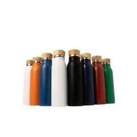Garrafa térmica feita em inox com pintura em spray, tampa rosqueável em bambu e capacidade máxima de 600ml. Possui estrutura de parede dupla e isolamento a vácuo, permitindo manter a temperatura de líquidos por mais tempo. Altura : 26,1 cm Largura : 