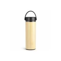 Garrafa térmica com capacidade máxima de 400 ml. Possui estrutura de parede dupla com revestimento externo em bambu e parte interna em inox 304. Conta com tampa rosqueável em polipropileno PP com alça para transporte. Acompanha cesto infusor com alça