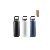 Garrafa esportiva em aço inox 90% reciclado de parede dupla térmica, isolada a vácuo. Parede com revestimento em pó oferecendo mais durabilidade e resistência. Tampa com pega e um mosquetão que facilitam o transporte. Grande capacidade até 1.2 L. For