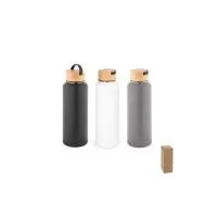 Garrafa em aço inox 90% reciclado de parede dupla térmica, isolada a vácuo. Parede com revestimento em pó oferecendo mais durabilidade e resistência. Tampa em bambu com pega em plástico que facilita o transporte. Grande capacidade até 1.2 L. Fornecid