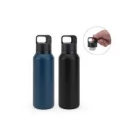 Garrafa em aço inox 91% reciclado com parede dupla isolada a vácuo e parede interna revestida a cobre, características que permitem conservar a temperatura das suas bebidas por um longo período. A tampa em PP é à prova de vazamentos e incorpora um bo