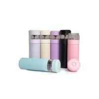 Garrafa térmica de 350ml feita em aço inoxidável 304. Possui compartimento separado com infusor integrado e botão na parte superior da tampa para acionar a liberação do líquido para o compartimento. Altura : 21,7 cm Largura : 6,4 cm Circunferência : 